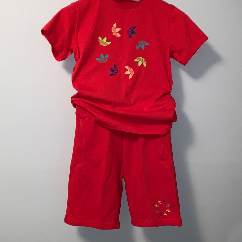 Youth Boys Adidas Originals t-shirt and shorts.